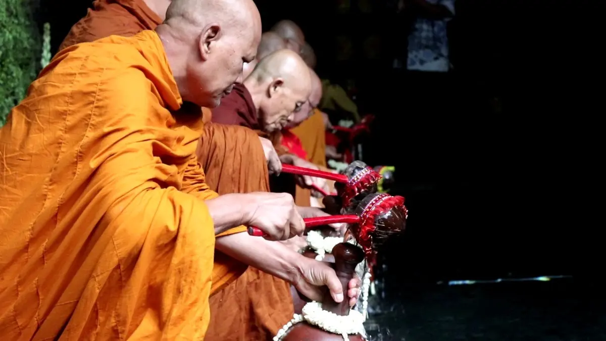 Para biksu dari berbagai sangha mengambil air di Umbul Jumprit di Ngadirejo, Kabupaten Temanggung, Sabtu (30/5/2026) untuk disemayamkan di Candi Mendut dalam prosesi Waisak. (Devi Khofifatur Rizqi/Jawa Pos Radar Magelang). 