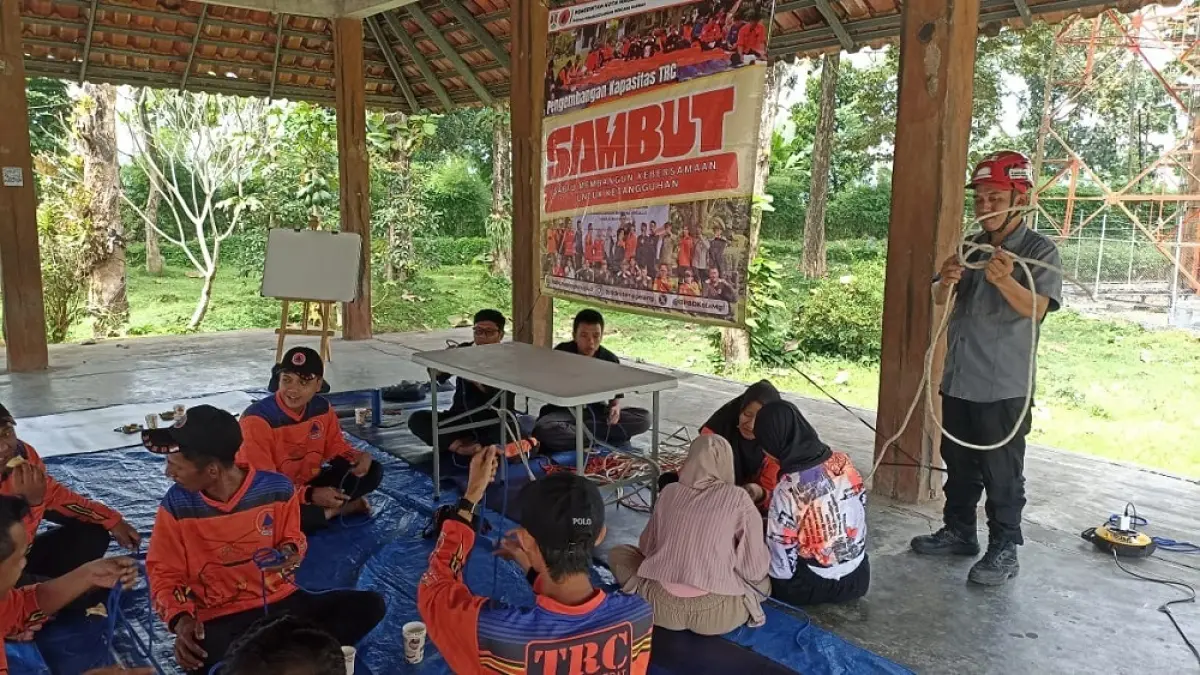 Para pemangku kepentingan dan relawan kebencanaan berlatih tali temali di sela sosialisasi aplikasi SMAL, Sabtu (30/5/2026).&nbsp;

&nbsp;