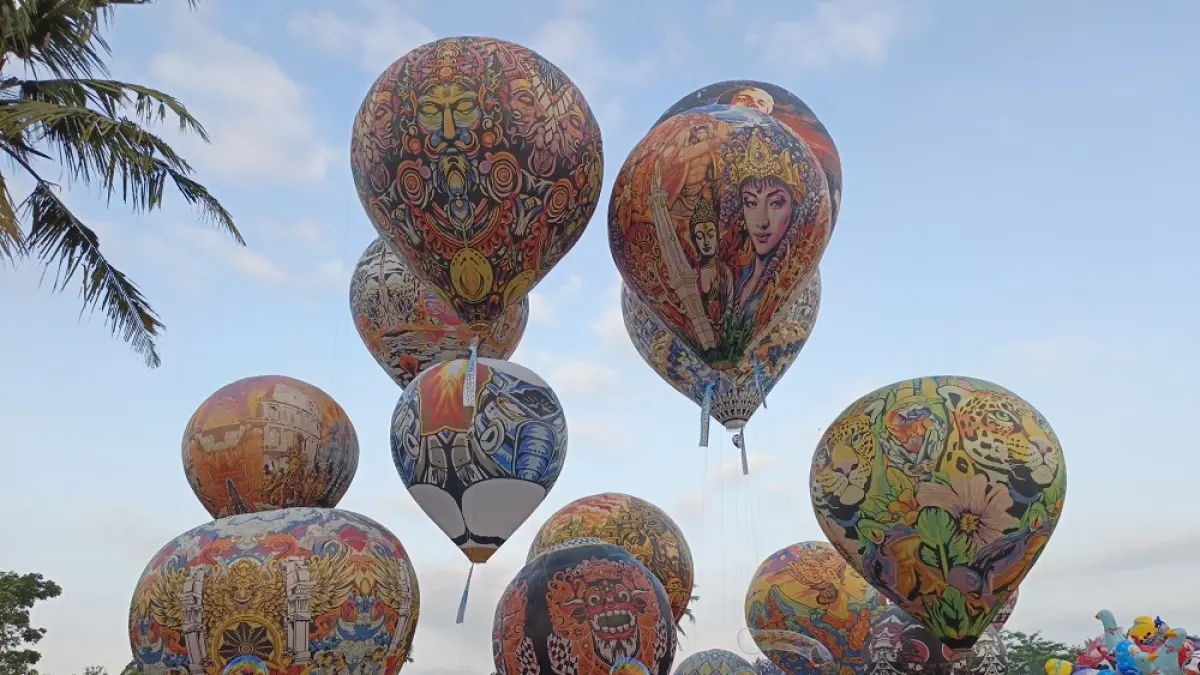 Ribuan menikmati puluhan balon udara yang terbang di Candi Ngawen, Muntilan, Kabupaten Magelang, Minggu (31/5/2026) pagi, (ROFIK SYARIF/ JAWA POS RADAR MAGELANG)