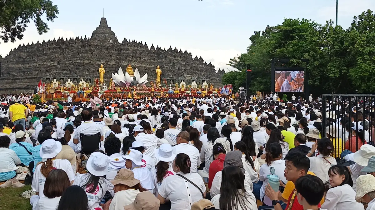 Ribuan umat Buddha memadati area Pelataran Candi Borobudur, Magelang pada momen detik-detik Waisak 2570 BE/ 2026, Minggu (31/5/2026). (ROFIK SYARIF/ JAWA POS RADAR MAGELANG)
