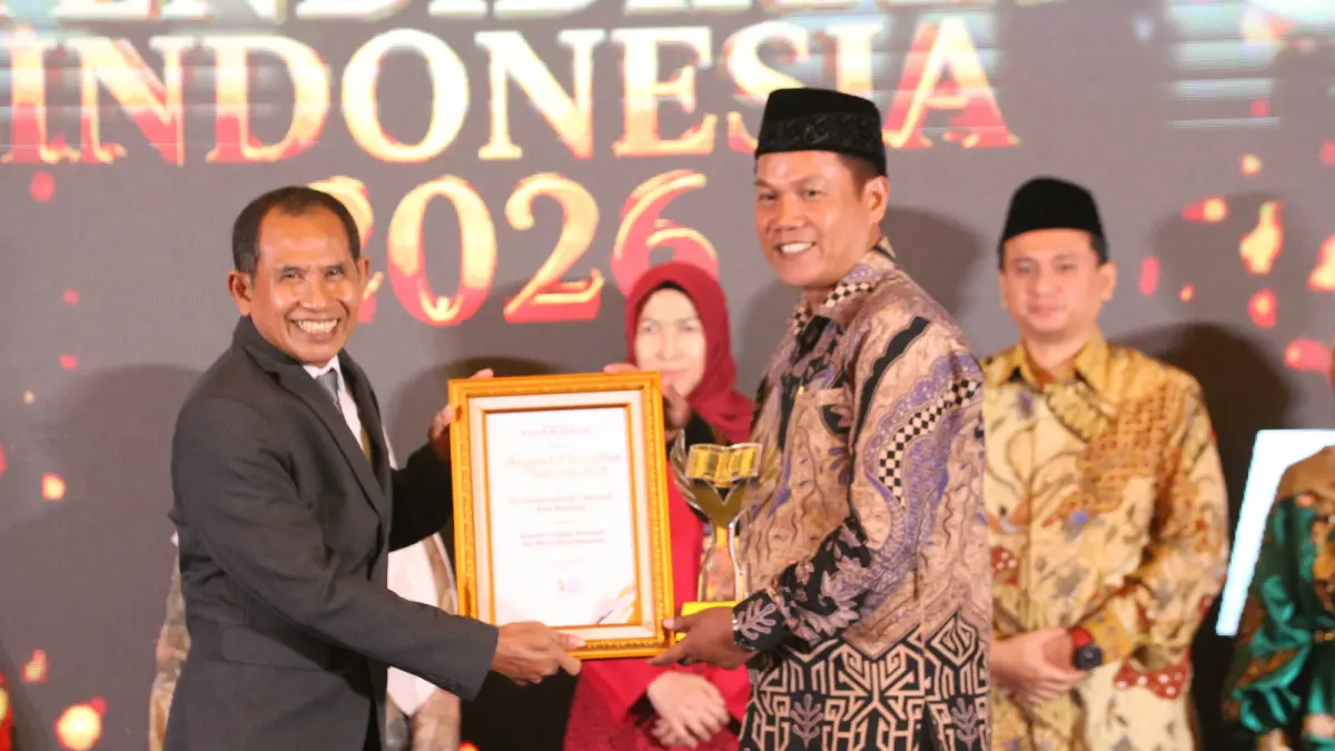 Kepala SD Muhammadiyah 2 Alternatif Kota Magelang Mustaqim, M.Pd. menerima piala dan piagam dari Direktur Jawa Pos Radar Semarang H. Baehaqi pada malam Anugerah Pendidikan Indonesia 2026 di Hotel Quest Simpang Lima Semarang. (BASKORO SEPTIADI/JAWA POS RADAR SEMARANG)