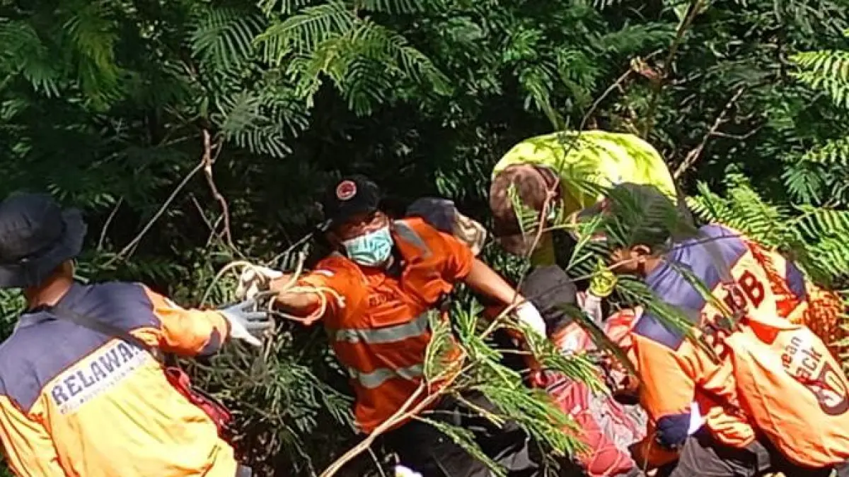 BPBD dan relawan gabungan saat mengevakuasi jenazah Mbah Ponirah yang ditemukan di dasar jurang,  Senin (1/6/2026) pagi. (BPBD Temanggung for Jawa Pos Radar Magelang).