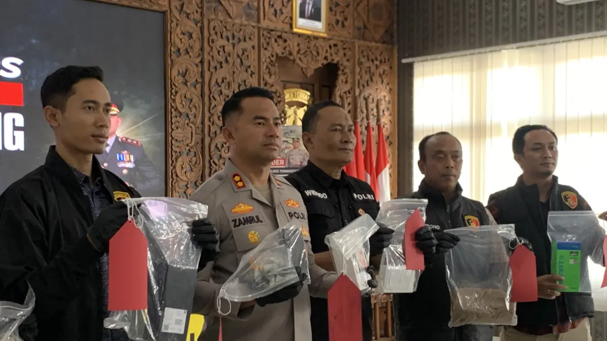 Kapolres Temanggung AKBP Zamrul Aini bersama jajarnanya menunjukkan sejumlah barang bukti kasus pencurian dengan kekerasan, Senin (1/6/2026). (Devi Khofifatur Rizqi/Jawa Pos Radar Magelang).