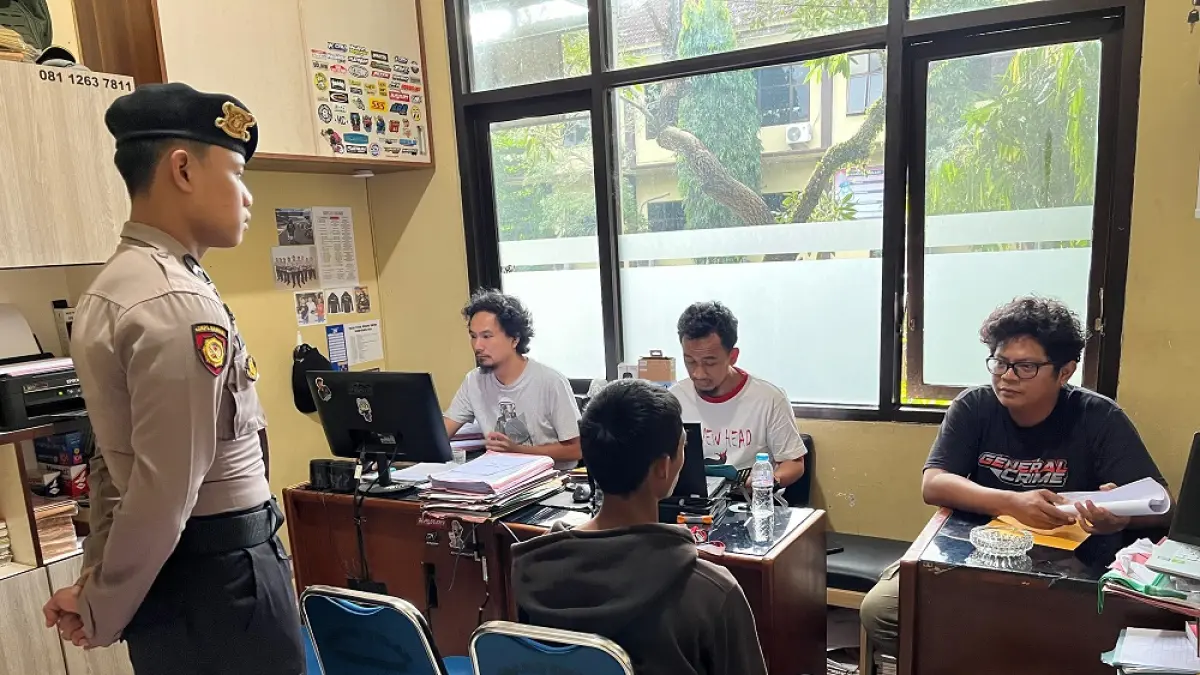 Pelajar RML, 18, warga Kecamatan Muntilan saat diperiksa petugas.