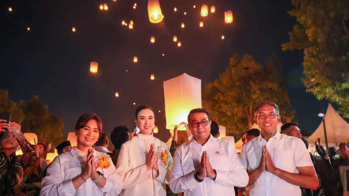 Sekda Jawa Tengah Sumarno (kanan) bersama para menteri menghadiri penerbangan lampion pada puncak perayaan Waisak di Marga Utama Candi Borobudur, Minggu (31/5/2026) malam.
