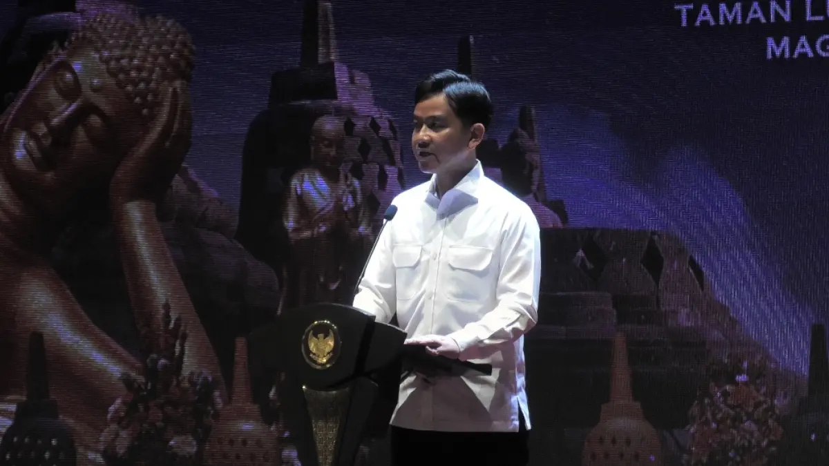 Wakil Presiden Gibran Rakabuming Raka saat menghadiri Dharmasanti Tri Suci Waisak di Taman Lumbini, Candi Borobudur. (ROFIK SYARIF/ JAWA POS RADAR MAGELANG)