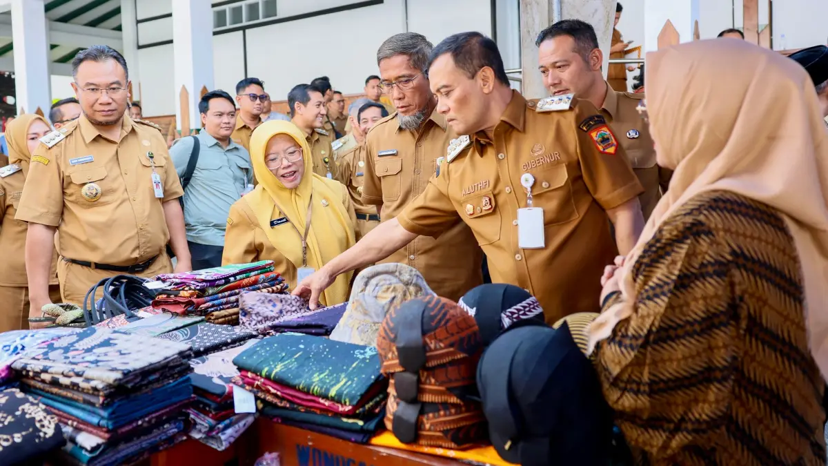 Ahmad Luthfi melihat produk UMKM saat Rembug Pembangunan Provinsi Jawa Tengah Tahun 2026 wilayah Solo Raya di Pendopo Kabupaten Boyolali, Selasa (2/6/2026).
