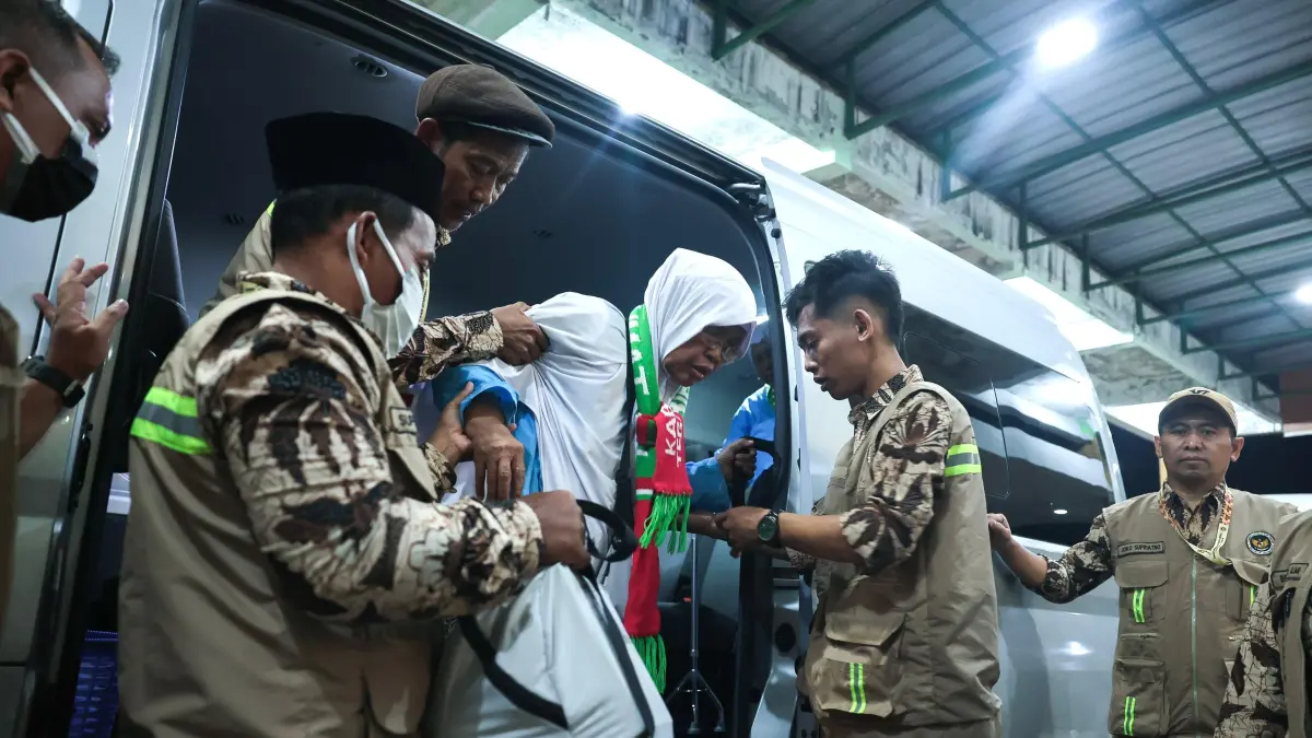 Jemaah haji haji Kloter 1 Embarkasi Solo (SOC 1) turun dari bus yang ditumpangi, Selasa (2/6/2026) pukul 22.15 di Asrama Haji Donohudan. (Istimewa).