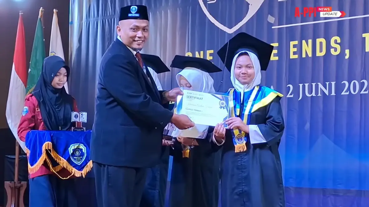 Kepala SMP Mutual Kota Magelang Ahmad Haryanto menyerahkan penghargaan kepada siswa berprestasi dalam Khutbah Wada’ angkatan 8 di Artos Hotel Magelang, Selasa (2/6/2026).