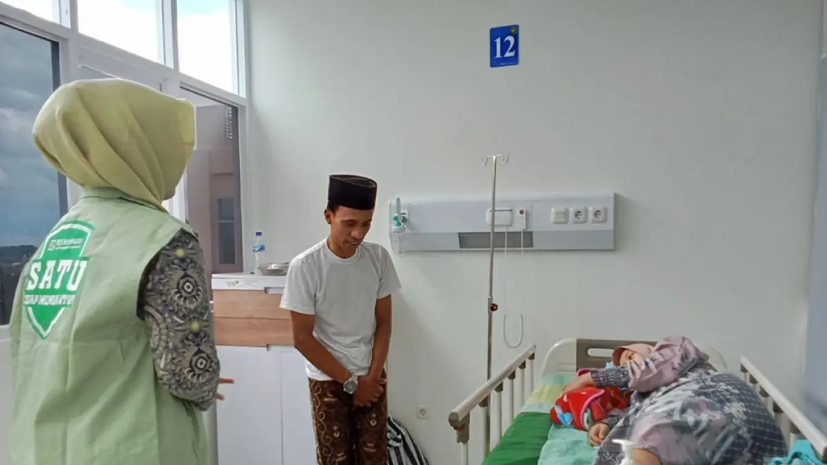 Petugas BPJS Satu mengunjungi pasien dengan penjaminan JKN.