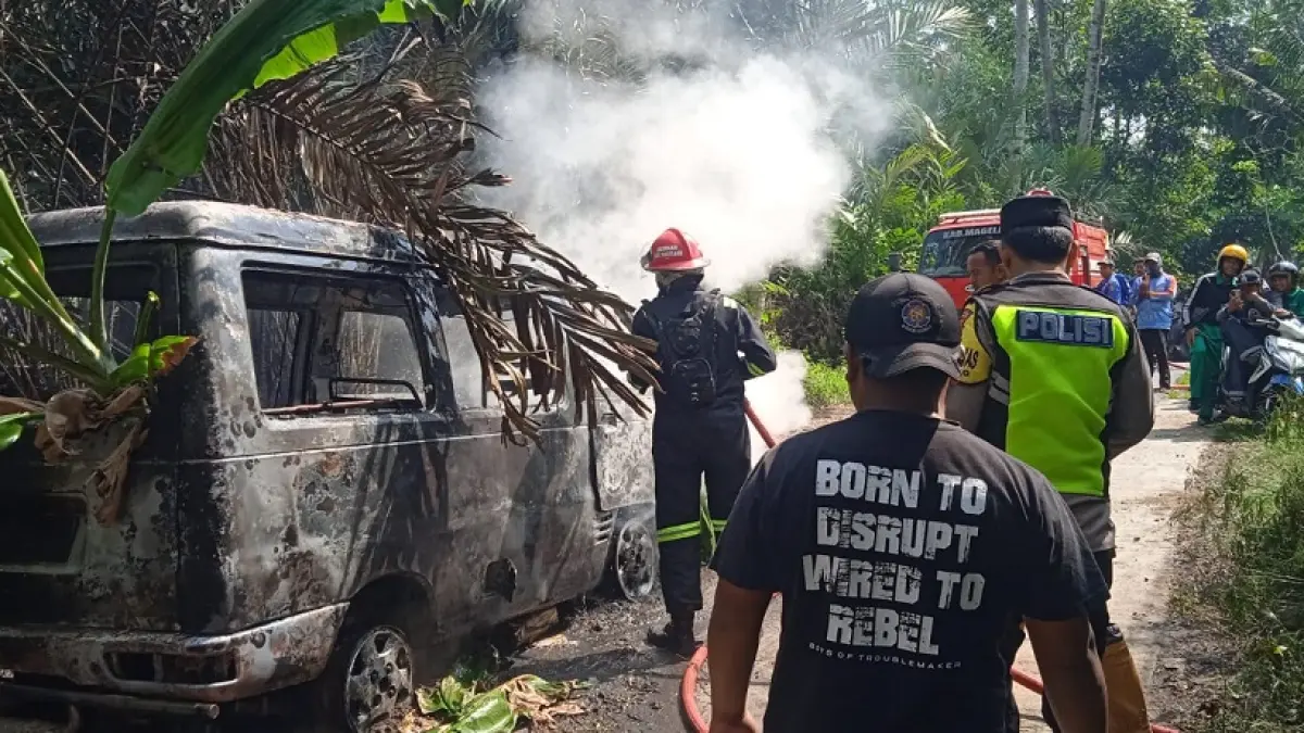 Petugas Damkar Kabupaten Magelang memadamkan api yang membakar mobil Suzuki Carry Futura, Rabu (3/6/2026) pagi.

&nbsp;