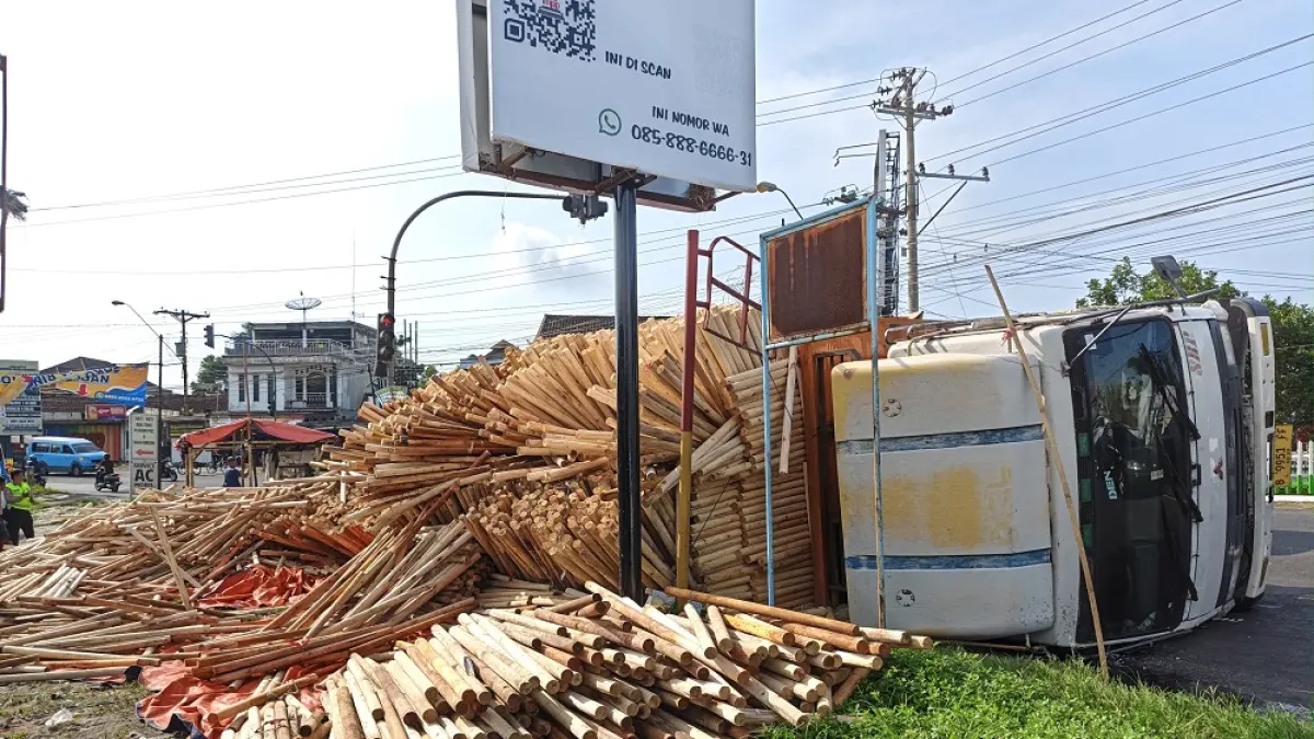 Truk bermuatan kayu terguling di simpang tiga Tanjung, Mertoyudan, Kabupaten Magelang, Selasa (2/6/2026). (ROFIK SYARIF/ JAWAPOS RADAR MAGELANG)