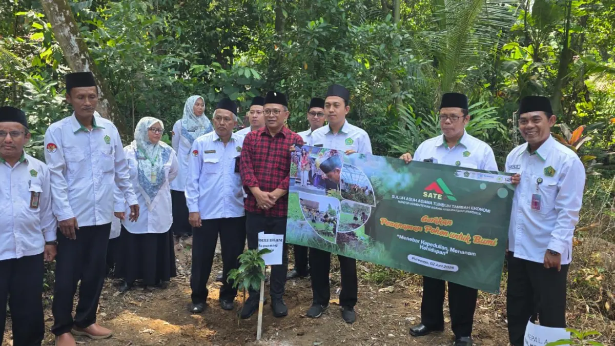 Anggota Komisi VIII DPR RI Fraksi PDI Perjuangan Wibowo Prasetyo ikut menanam bibit pohon alpukat di tanah wakaf Desa Kedungsri, Kecamatan Butuh, Kabupaten Purworejo, Selasa (2/6/2026).