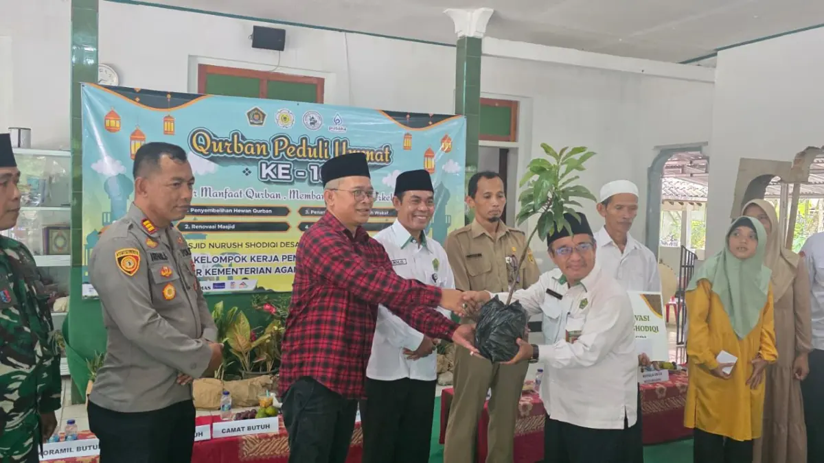 Anggota Komisi VIII DPR RI Fraksi PDI Perjuangan Wibowo Prasetyo menyerahkan sebanyak 100 bibit pohon alpukat ditanam di tanah wakaf Desa Kedungsri, Kecamatan Butuh, Kabupaten Purworejo, Selasa (2/6/2026).