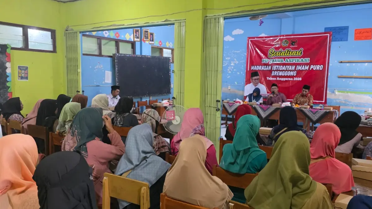 Anggota Komisi VIII DPR RI Fraksi PDI Perjuangan Wibowo Prasetyo saat sosialisasi PIP MI Imam Puro Desa Brenggong, Kecamatan Purworejo, Selasa (2/6/2026).