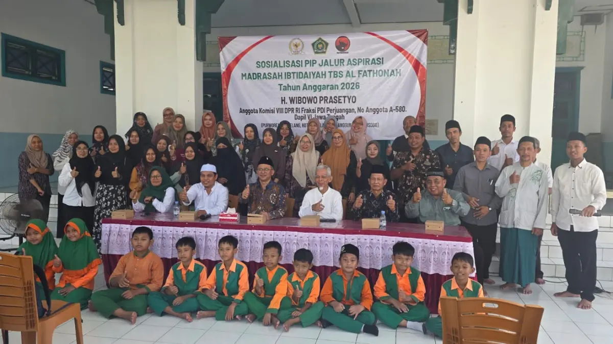 Anggota Komisi VIII DPR RI Fraksi PDI Perjuangan Wibowo Prasetyo saat sosialisasi PIP MI TBS Al Fathonah, Desa Pangenrejo, Kecamatan Purworejo, Selasa (2/6/2026),