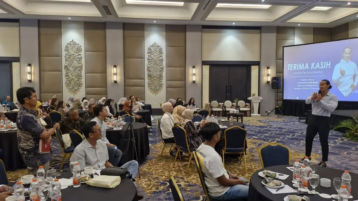 Brand ambassador BPJS Kesehatan Ade Rai hadir memberikan sosialisasi menjaga hidup sehat di sela rutinitas bekerja di Hotel Puri Asri Magelang, Kamis (4/6/2026). (PUPUT PUSPITASARI/JAWA POS RADAR MAGELANG)
