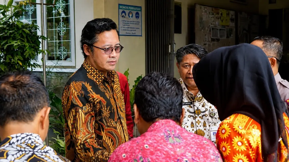 Bupati Magelang Grengseng Pamuji menyalami peserta Rapat Koordinasi Penyelenggaraan Pemerintahan Desa dan Kelurahan bersama Forkopimda Tahun 2026 di Kecamatan Secang.