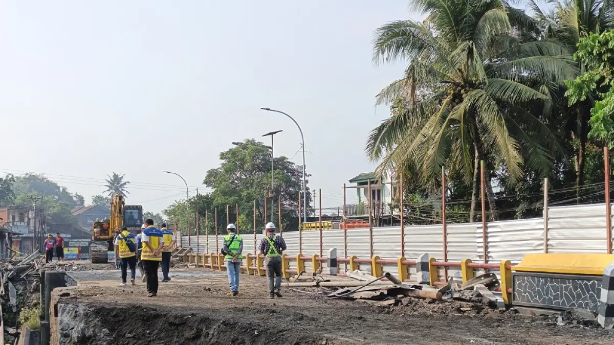 Jembatan Krakitan, di Jalan utama Jogjakarta-Magelang diperbaiki, contra flow diterapkan. (ROFIK SYARIF/ JAWA POS RADAR MAGELANG)