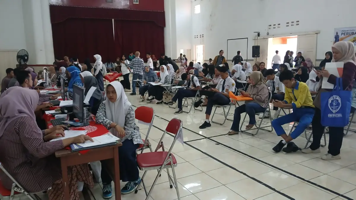 Layanan Sistem Penerimaan Murid Baru (SPMB) di SMA Negeri 3 Magelang, pada Kamis (4/6/2026). Panitia melayani pengajuan akun dan verifikasi data. (Lis Retno Wibowo/Jawa Pos Radar Magelang)