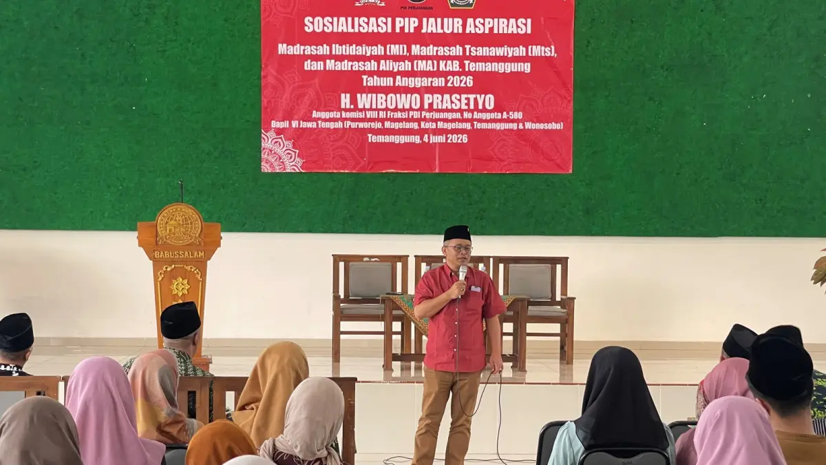 Anggota Komisi VIII DPR RI Fraksi PDI Perjuangan Wibowo Prasetyo saat sosialisasi Program Indonesia Pintar (PIP) 2026 Jalur Aspirasi di Aula Babussalam Kecamatan Temanggung, Kamis (4/6/2026)