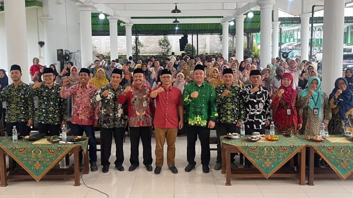Anggota Komisi VIII DPR RI Fraksi PDI Perjuangan Wibowo Prasetyo saat sosialisasi Program Indonesia Pintar (PIP) 2026 Jalur Aspirasi di Aula Babussalam Kecamatan Temanggung, Kamis (4/6/2026)