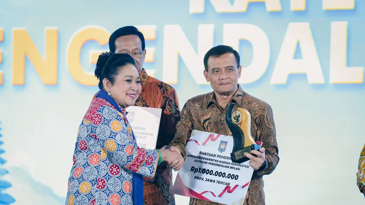 Gubernur Ahmad Luthfi menerima penghargaan dari Kemendagri atas capaian Pemprov Jateng untuk kategori Pengendalian Inflasi Terbaik, Kamis (4/6/2026) di Jogjakarta. 