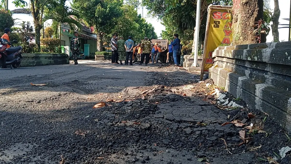 Jalan Dr. Sutomo, Muntilan, Kabupaten Magelang rusak berat akibat kendaraan bermuatan melebihi tonase. (ROFIK SYARIF/ JAWA POS RADAR MAGELANG)