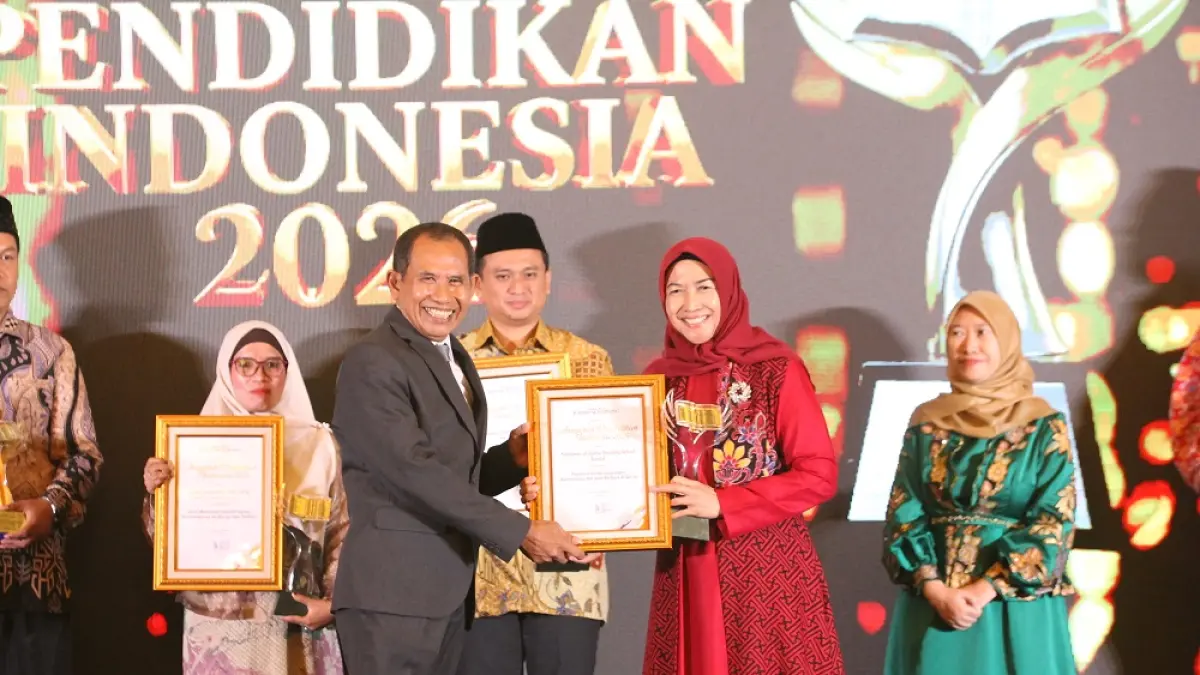 Direktur Jawa Pos Radar Semarang H. Baehaqi menyerahkan piala dan piagam kepada Ketua Yayasan Pendidikan Pondok Pesantren Sabilurrasyad Kendal dr. Hj. Susmeiati, Sp.DVE di Hotel Quest Simpang Lima Semarang, Jumat (22/5/2026) lalu. (BASKORO SEPTIADI/JAWA POS RADAR SEMARANG)

&nbsp;