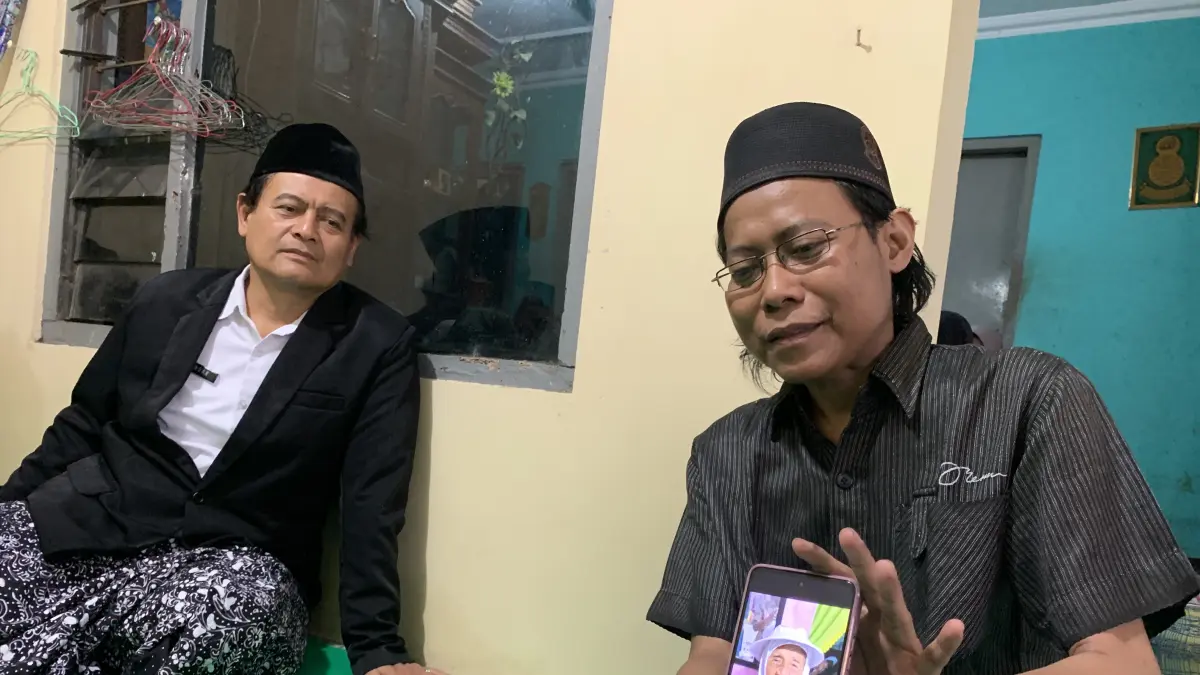 Muhamad Dedi Novianto menantu Sudarmi menunjukkan foto terakhir almarhumah saat di Makkah, Kamis (4/6/2026). (Devi Khofifatur Rizqi/Jawa Pos Radar Magelang).