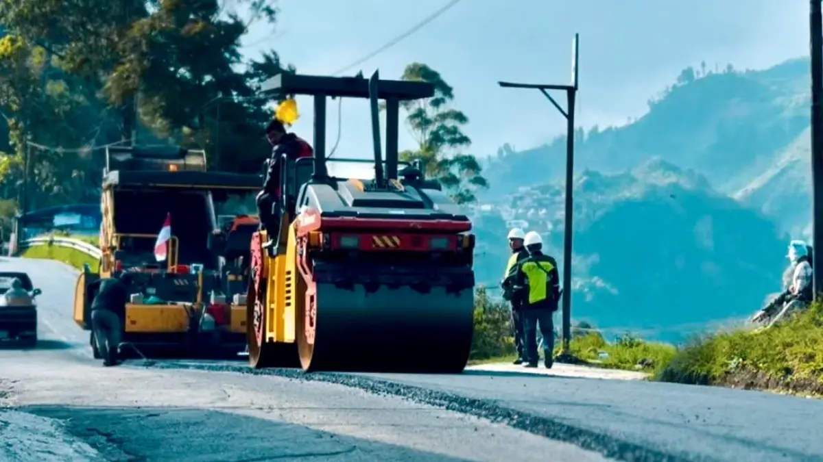 Perbaikan jalan untuk meningkatkan kualitas infrastruktur sekaligus memberikan pelayanan yang lebih baik bagi masyarakat pengguna jalan.