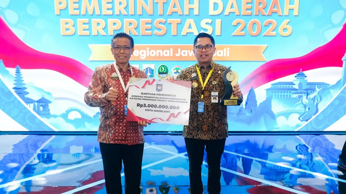 &nbsp;Pj Sekda Kota Magelang Larsita (kiri) dan Wali Kota Magelang Damar Prasetyono (kanan) menunjukkan penghargaan dan dana insentif yang diterima Kota Magelang dari pemerintah pusat, Kamis (4/6/2026).&nbsp;