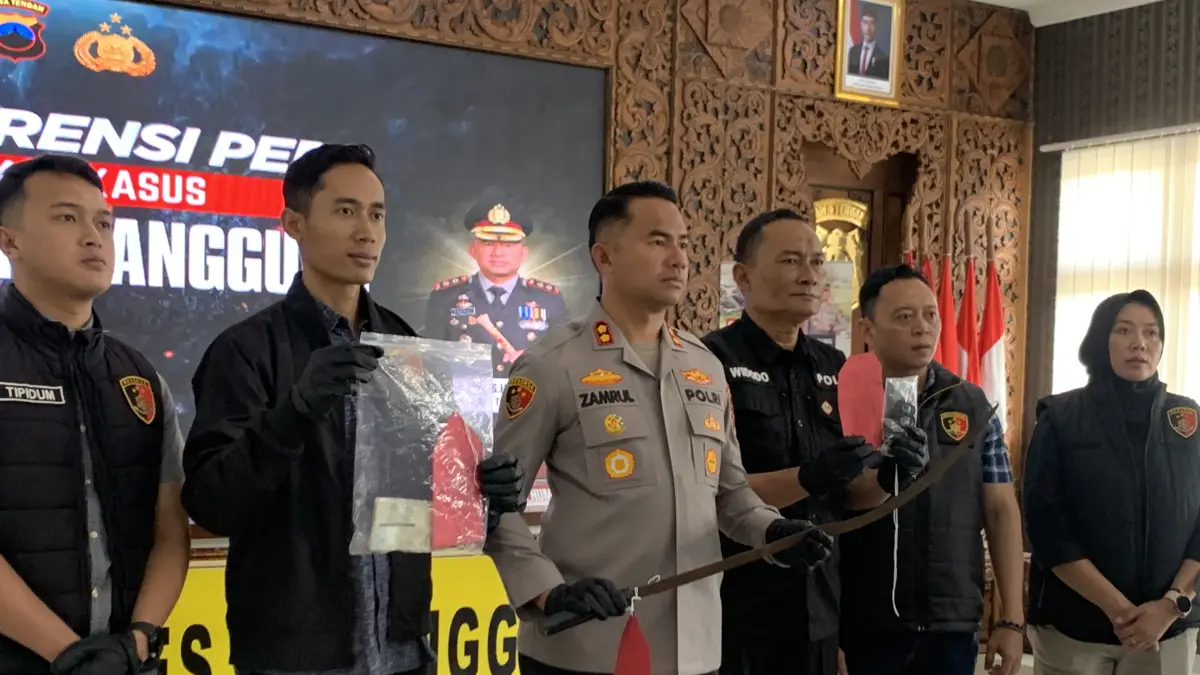 Polisi menununjukkan senjata tajam yang digunakan pelaku untuk mengancam warga di Taman Pancasila Temanggung. (Devi Khofifatur Rizqi/Jawa Pos Radar Magelang)