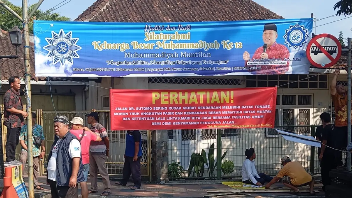 Warga memasang MMT larangan kendaraan berat melewati jalan ini. (ROFIK SYARIF/ JAWA POS RADAR MAGELANG)