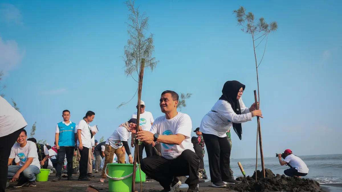 Gubernur Ahmad Luthfi bersama jajarsn dan elemen masyarajat menanam cemara laut dan mangrove di Pantai Tirang Semarang, Sabtu (6/6/2026) dalam rangka peringatan Hari Lingkungan Hidup Sedunia 2026 tingkat Provinsi Jawa Tengah.&nbsp;(Istimewa)