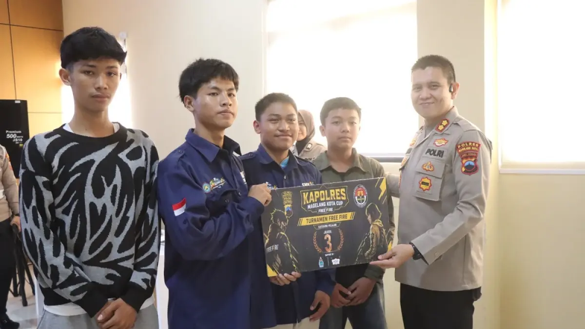Kapolres Magelang Kota AKBP Dikri Olfandi menyerahkan hadiah kepada pemenang lomba E-Sport Free Fire dan Mobile Legends Kapolres Magelang Kota Cup 2026.