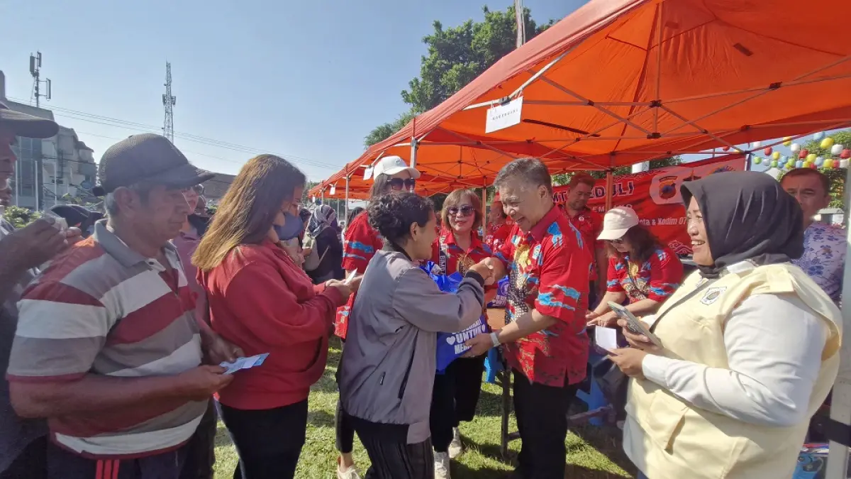 Paguyuban Sosial Marga Tionghoa Indonesia (PSMTI) Kota Magelang memberikan bantuan tebus murah sembako di Alun-alun Kota Magelang. (PUPUT PUSPITASARI/JAWA POS RADAR MAGELANG)
