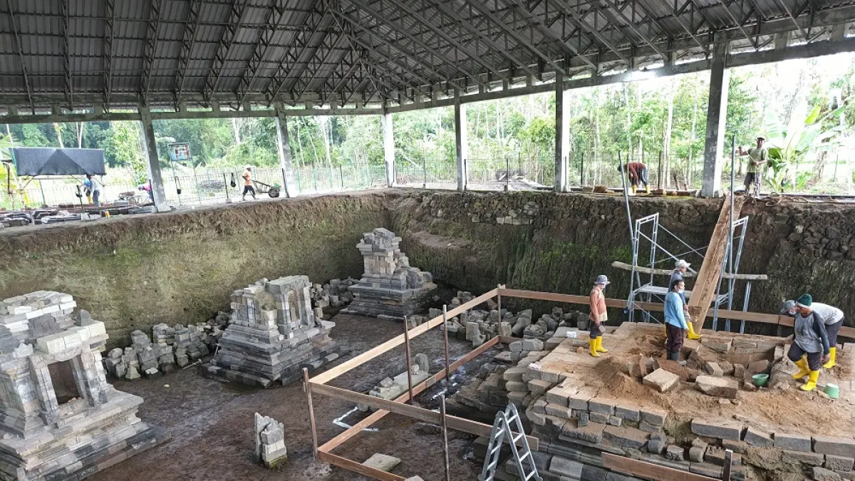 Pemugaran Candi Losari di Salam Kabupaten Magelang. (ROFIK SYARIF/ JAWA POS RADAR MAGELANG)