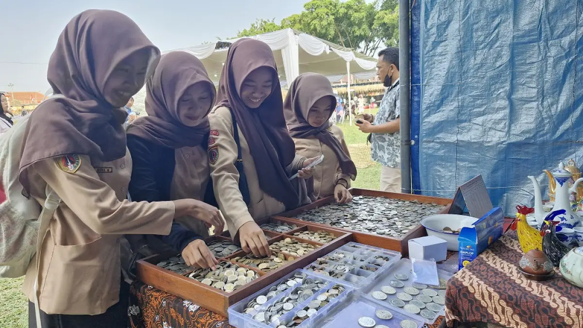Pengunjung Magelang Tempo Doeloe saat memilih uang koin lama. (PUPUT PUSPITASARI/JAWA POS RADAR MAGELANG)