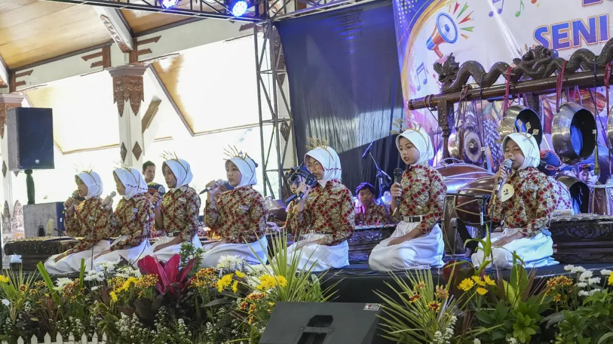 Peserta tampil percaya diri dalam Lomba Seni Budaya yang digelar Dinas Pendidikan dan Kebudayaan Kota Magelang di Pendopo Alun-Alun Kota Magelang.