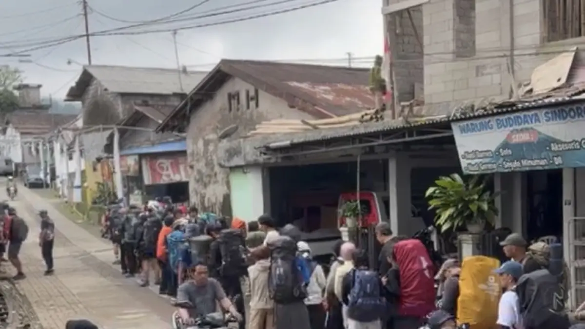Aktivitas pendakian di Gunung Sindoro yang melalui jalur Kledung basecamp Grasindo Temanggung,