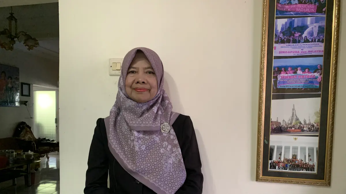 Catur Tutiyati, pendiri Lembaga Keterampilan dan Pelatihan (LKP) Tuti Modiste di Temanggung. (Devi Khofifatur Rizqi/Jawa Pos Radar Semarang)
