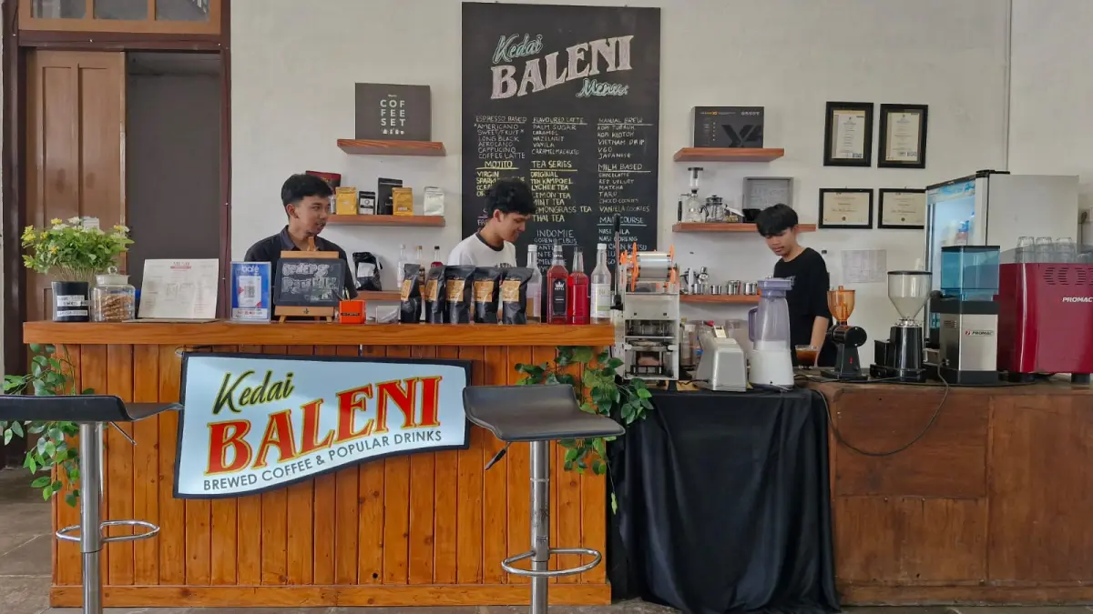 Dengan konsep slow bar, pengunjung dan barista bisa saling berinteraksi di sela proses penyajian kopi. (Puput Pupitsari/ Jawa Pos Radar Magelang)