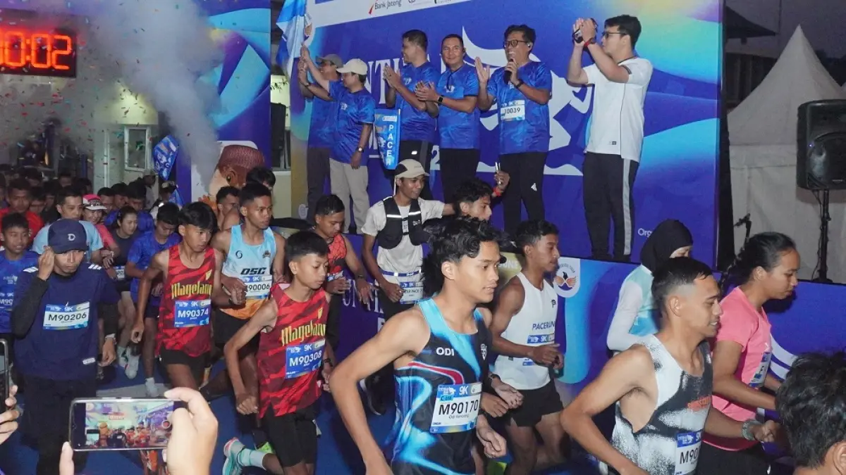 Para pelari Untidar Run 2026 dilepas di garis start di depan Gedung Rektorat Untidar Kampus Sidotopo.