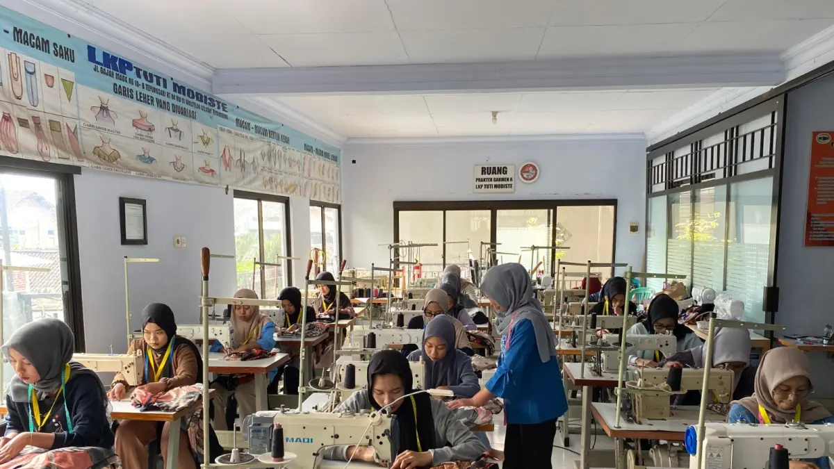 Para siswa belajar menjahit hingga terampil dan membuka usaha sendiri. (Istimewa)