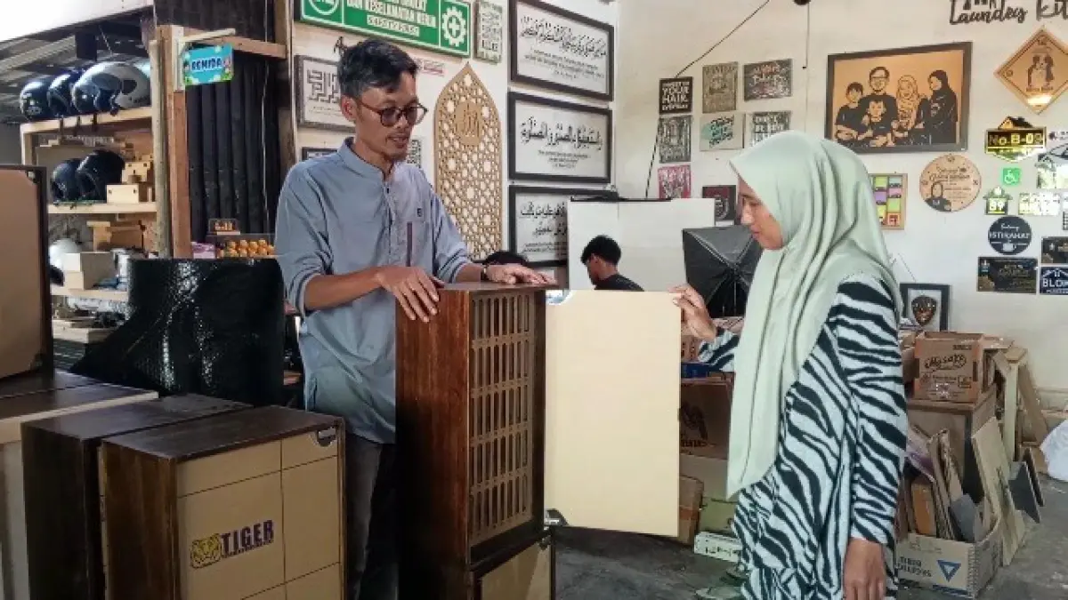 Pemilik usaha plywood di Temanggung mulai terdampak kenaikan nilai tukar dolar.  (Devi Khofifatur Rizqi/Jawa Pos Radar Magelang)