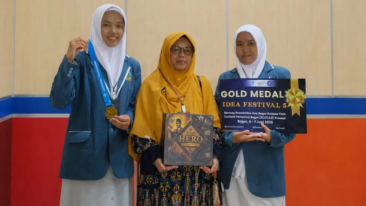 
Aisya Putri Setyanto dan Zalfaa Rayya Dwi Laksono bersama guru pembimbing Surati, S.Pd., Gr usai meraih juara 1 tingkat SMA pada Subtema Pendidikan dalam ajang Idea Festival (IDF) 5 di Bogor pada Sabtu-Minggu (6-7/6/2026). (Istimewa)

