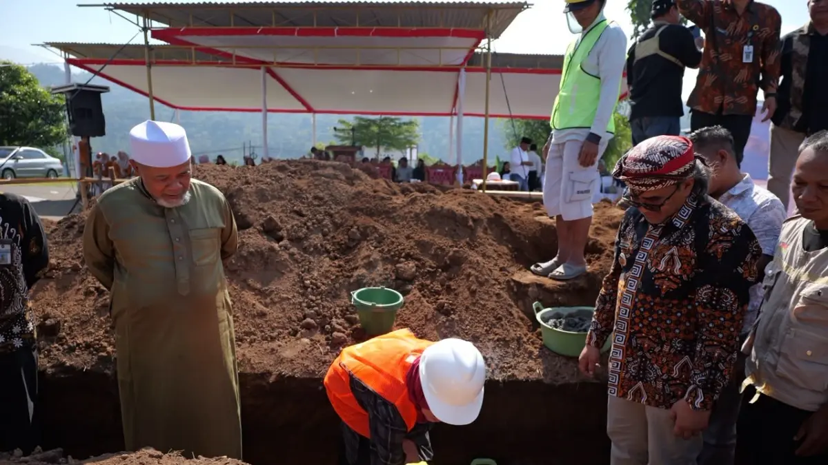 Bupati Temanggung Agus Setyawan meletakkan batu pertama pembangunan ruang rawat inap Puskesmas Wonoboyo, Senin (8/6/2026). (Istimewa)