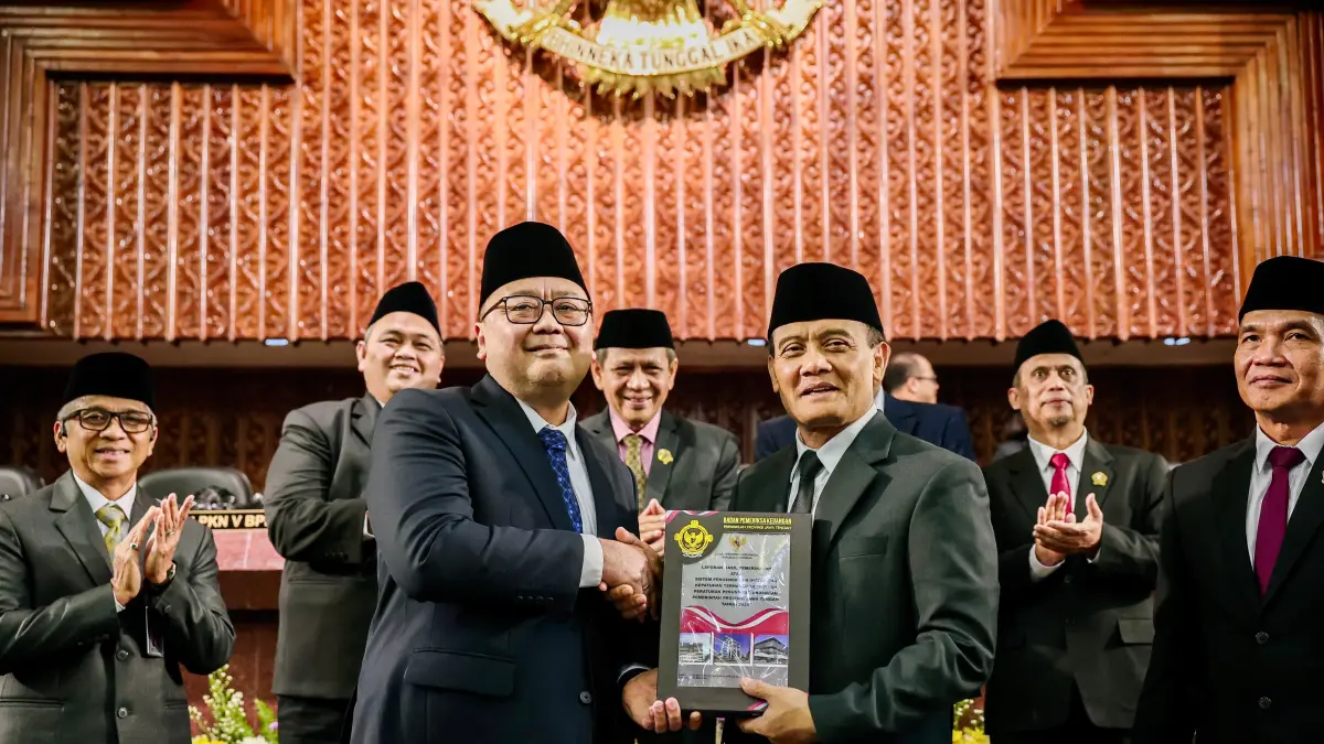 Gubernur Jawa Tengah Ahmad Luthfi menerima penghargaan atas opini WTP tahun anggaran 2025 dan tingkat penyelesaian TLRHP tertinggi di Indonesia, Senin (8/6/2026). (Istimewa)