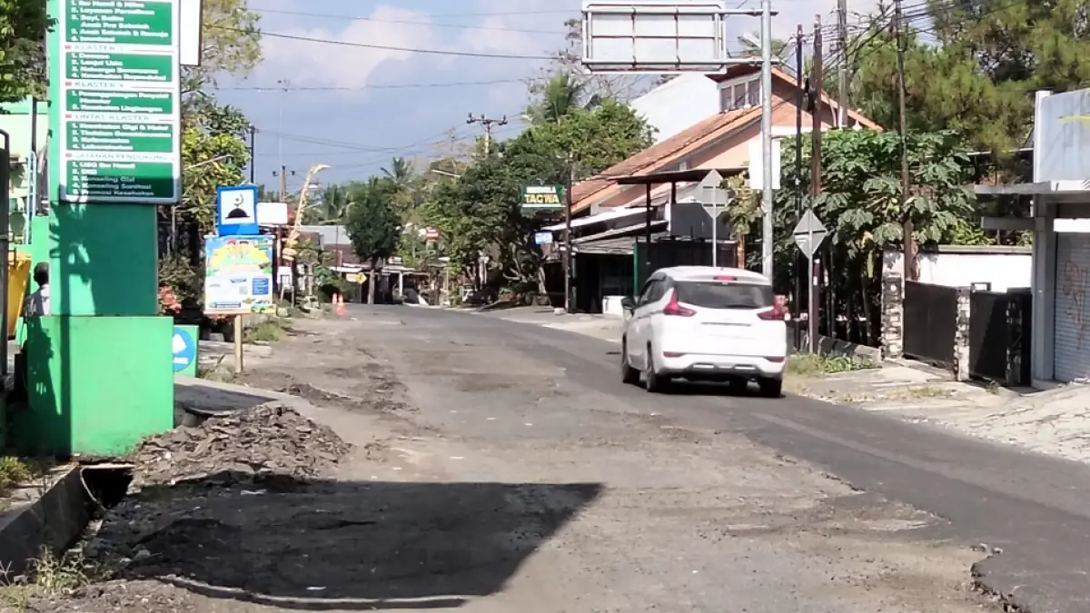 Jalan Simpang Tiga Semen ke arah Ngluwar, tepatnya di depan Puskesmas Salam, Kabupaten Magelang mengalami rusak berat. (ROFIK SYARIF/ JAWA POS RADAR MAGELANG)